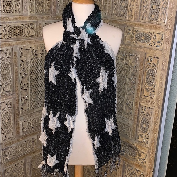 Laurielynn’s Boutique Accessories - Most beautiful reversible scarf ever! Black& white